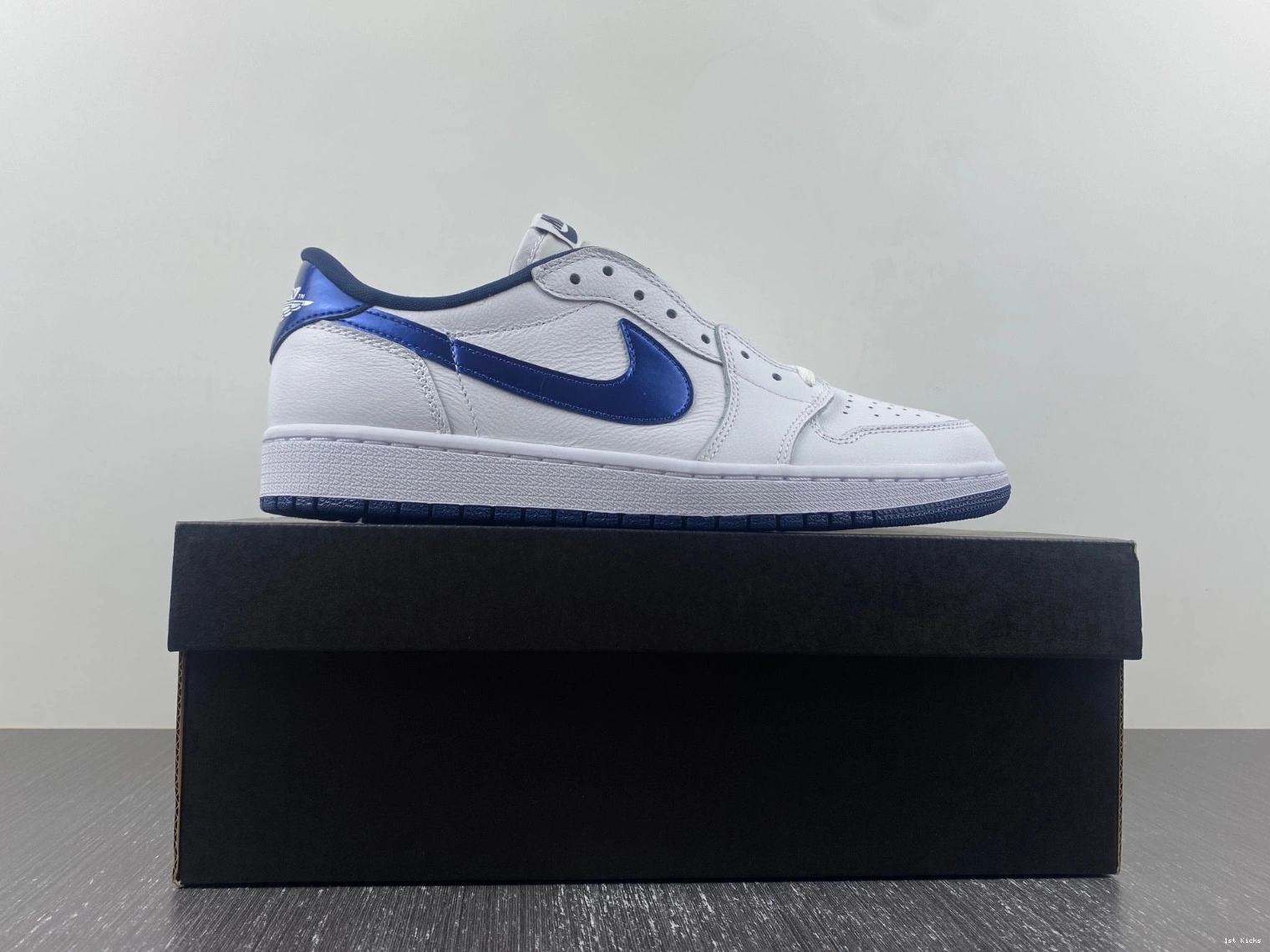 - Retro 1 Low Blue Metallic Jordan 705329-106 0208